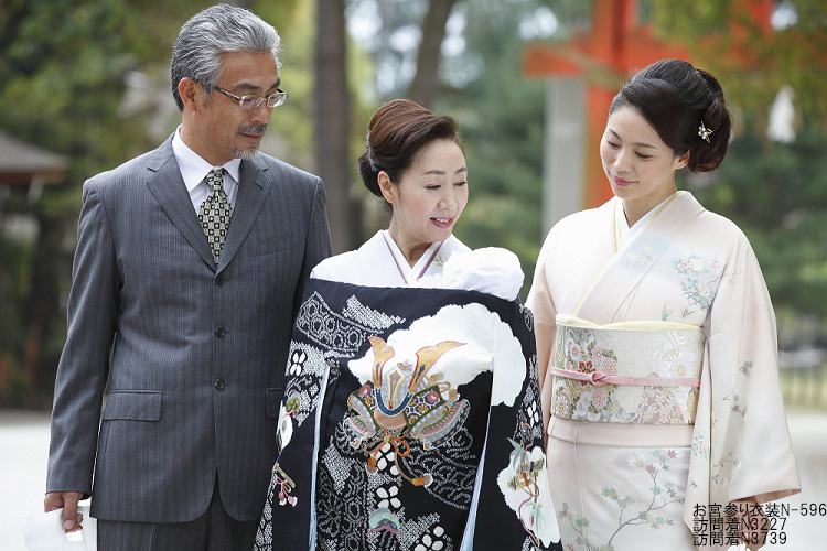 お宮参りの時 赤ちゃんや両親はどんな着物や洋服を着るの 晴れ着の丸昌横浜店 晴れ着のアレコレ