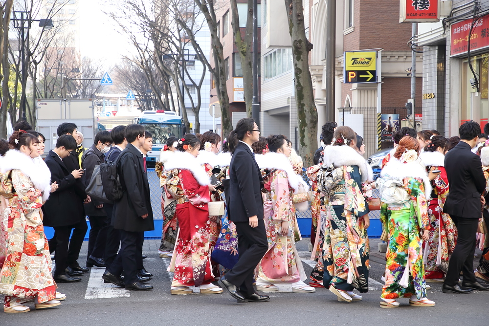 歩道を歩く新成人