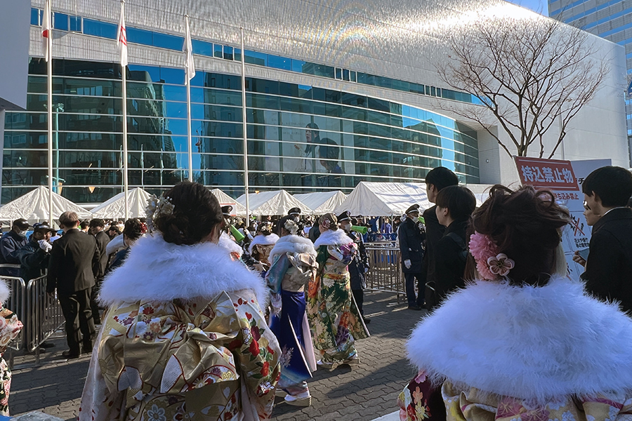 2026年横浜市の成人式_会場の外の様子